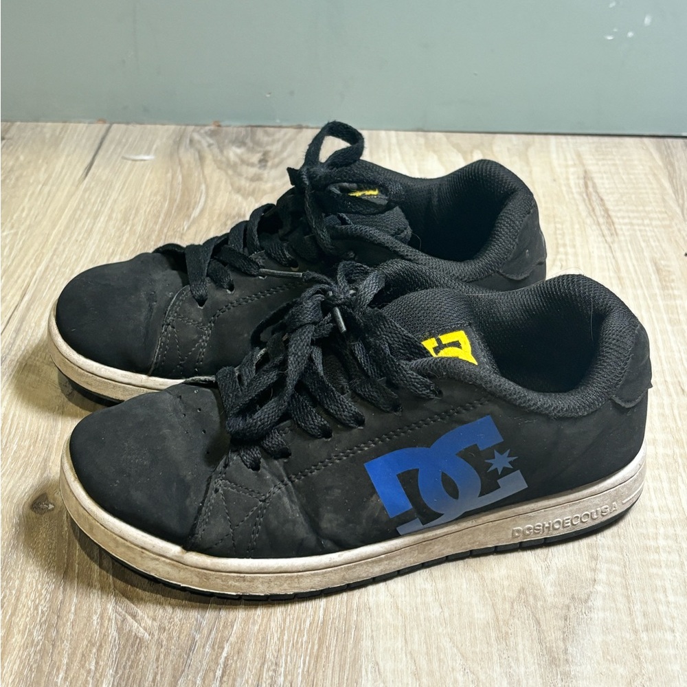 DC shoes black kids size 4